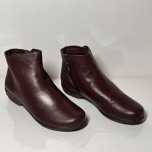 Walking Cradles Ezra Leather Ankle Booties Size: 7WW